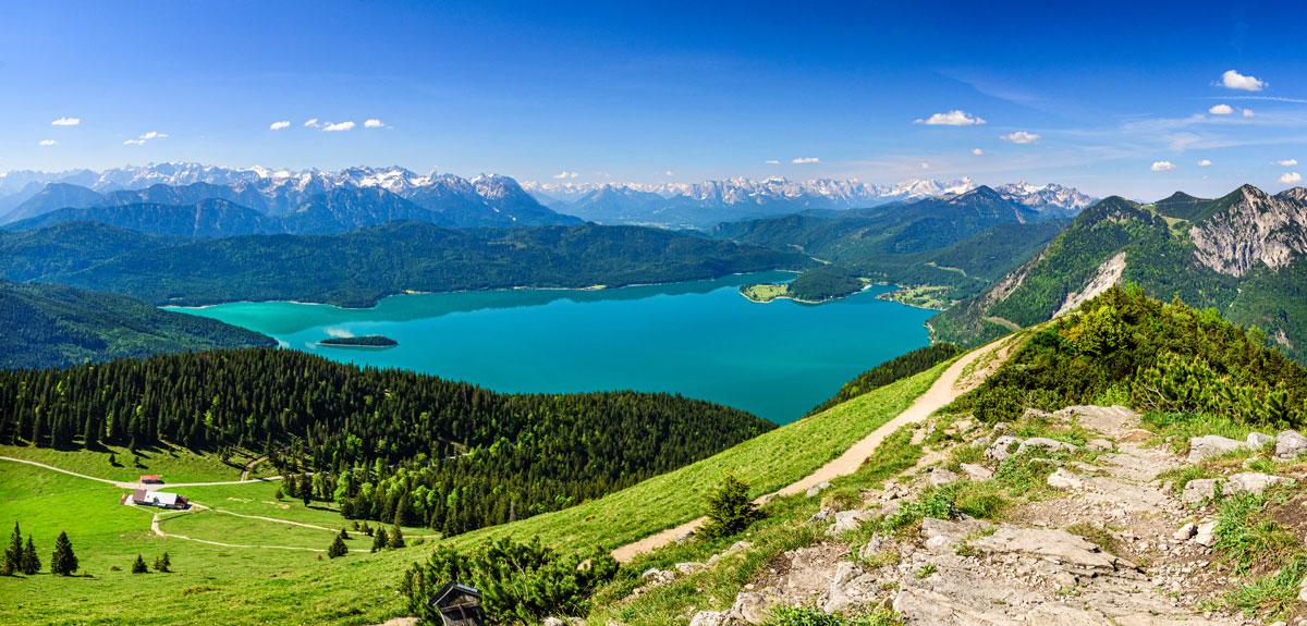 Blick auf den Walchensee in Bayern, von oben