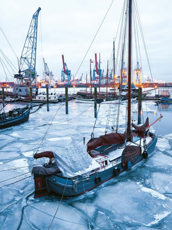 Hamburg im Winter, Eisschollen und Boote