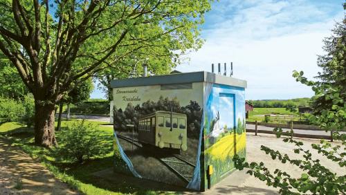 Ein Graffito erinnert an die nostalgischen Zeiten, als hier noch die Kreisbahn fuhr.