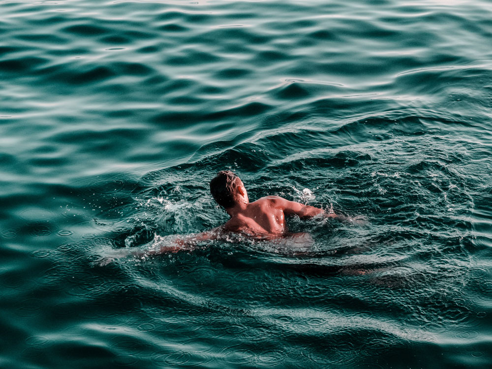 Wassersportart Schwimmen, Person im Meer oder See